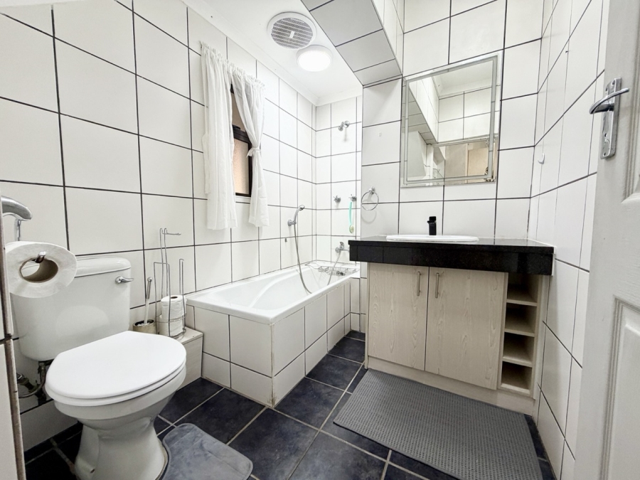 5 Bedroom Property for Sale in Flamingo Vlei Western Cape